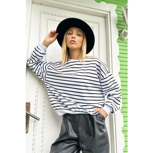 Trend Alaçatı Stili Women's White Black Crew Neck Striped Seasonal Oversized Sweatshirt