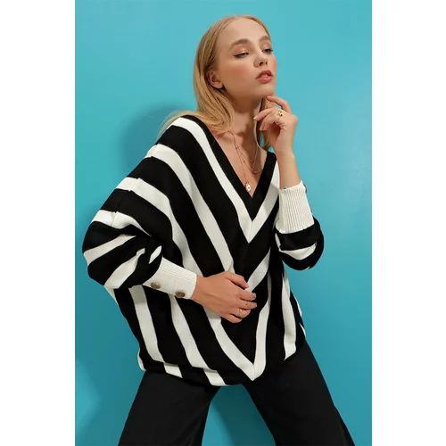 Trend Alaçatı Stili Women's Black-White V-Neck Bias Striped Oversize Knitwear Sweater