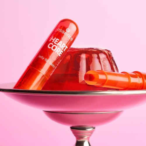 Essence HEART CORE tonirani balzam za ustnice s sijajem odtenek 01 Cha-Cha Cherry 3 g Slike