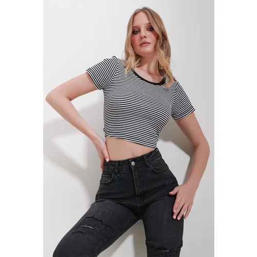 Trend Alaçatı Stili Women's Black Crew Neck Striped Crop Knitted Blouse