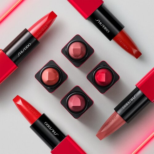 Shiseido Makeup Technosatin gel lipstick satenasta &amp;scaron;minka odtenek 411 Scarlet Cluster 4 g Slike
