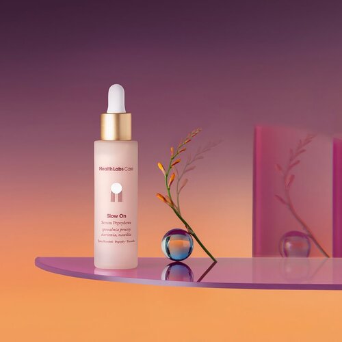 Health Labs Care Slow On gladilni serum za hidracijo in posvetlitev kože s peptidi 30 ml Slike