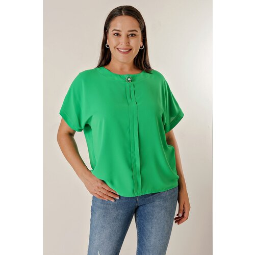 By Saygı Plus Size Chiffon blouse with a brooch collar and a fly down the front. Short Bat Sleeves. Slike