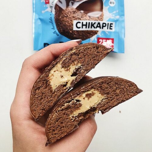 Chikalab - CHIKAPIE Čokoladom preliven proteinski cookie sa punjenjem Čokolada 60g Slike