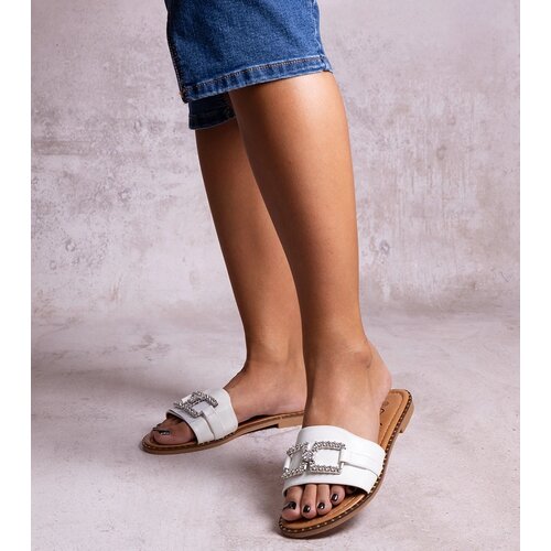 Gemre White flip-flops with a decorative buckle Rochaela Cene
