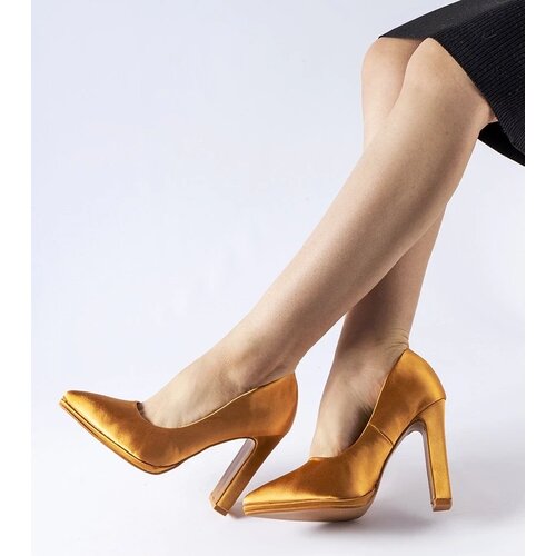 D/CEO Beige high heels Thrower Cene