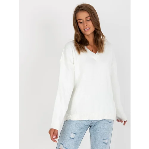 Fashionhunters Ecru classic sweater with V-neck RUE PARIS