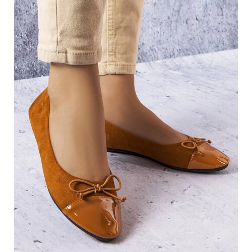 Gemre Brown ballet flats with a patent toe Simard Slike