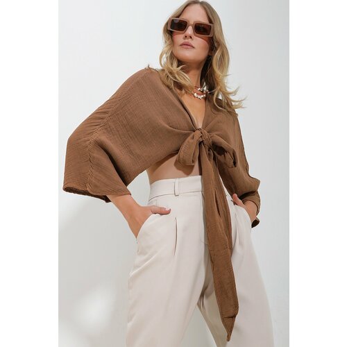 Trend Alaçatı Stili Women's Brown V-Neck Waist Belted Wound Sleeve Crop Linen Blouse Slike