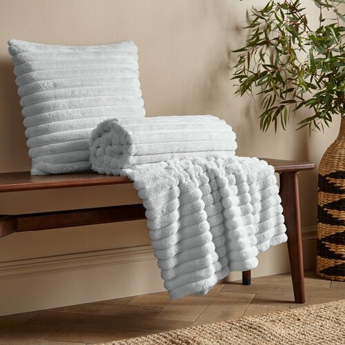 Catherine Lansfield Bela odeja iz mikropli&amp;scaron;a 130x170 cm Cosy Ribbed &amp;ndash; Slike
