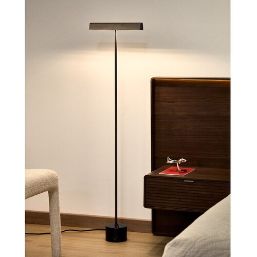 Kave Home Črna stoječa svetilka (vi&amp;scaron;ina 121 cm) Lynor &amp;ndash; Slike