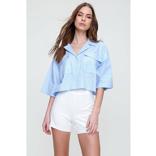 Trend Alaçatı Stili Women's Blue Envelope Pocket Crop Poplin Shirt Slike