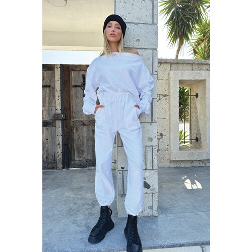 Trend Alaçatı Stili Women's White Double Pocket Elastic Waist And Cuff Jogging Textured Trousers Cene