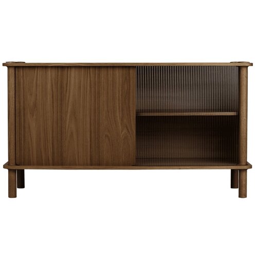 UMAGE Smeđa vitrina od punog hrasta s kliznim vratima 135x73,5x48 cm Italic – Cijene