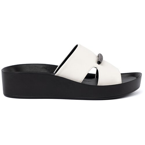 GOODIN White and black flip-flops on a low wedge Cene