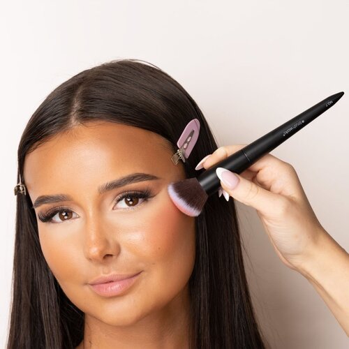 Brushworks Angled Blush Brush po&amp;scaron;even čopič za rdečilo vrsta NO. 7 1 kos Slike