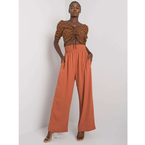 Fashionhunters RUE PARIS Light brown fabric trousers with a high waist Cene