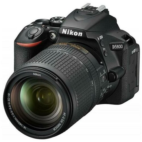 Nikon D5600 (Crna) + 18-140mm VR Slike