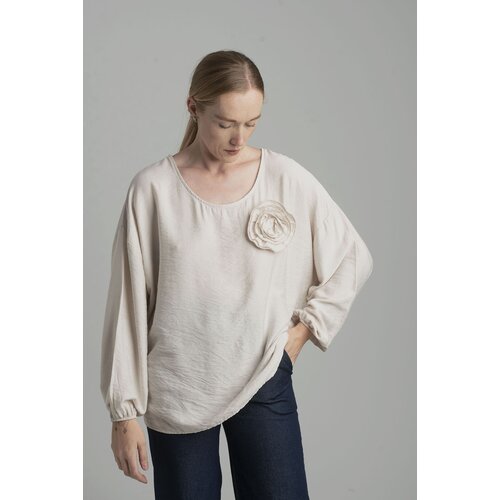 FASHION Beige oversize blouse with a decorative flower Cene