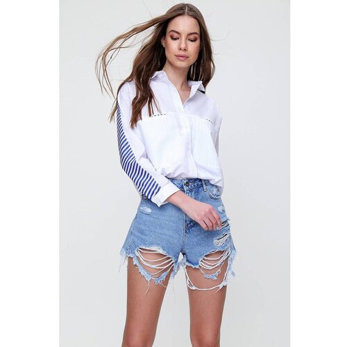 Trend Alaçatı Stili Women's White Back And Pocket Garnish Woven Poplin Shirt Cene