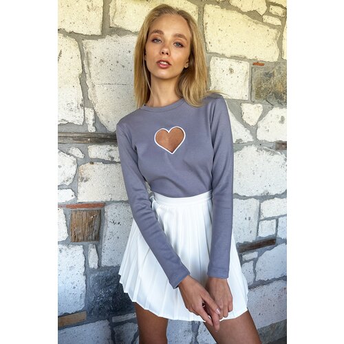 Trend Ala&amp;ccedil;atı Stili Women&amp;#039;s Gray Crewneck Camisole Blouse with Heart Embroidery Decollete Slike