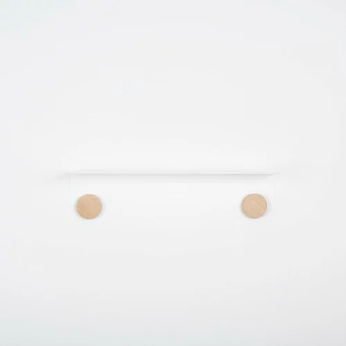 Gazzda bijela zidna polica od čelika s detaljima od hrastovog drva s 2 kukice Hook, duljina 50 cm