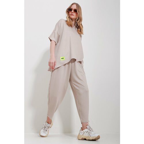 Trend Alaçatı Stili Women's Beige Crew Neck Asymmetric Cut Coated Blouse And Pants Suit Slike