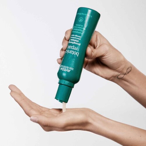 Aveda Botanical Repair&amp;trade; Strengthening Shampoo &amp;scaron;ampon za učvr&amp;scaron;ćivanje za o&amp;scaron;tećenu kosu 1000 ml Slike