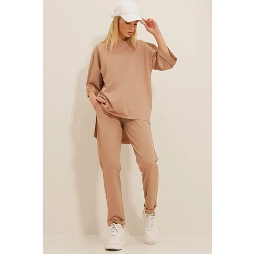 Trend Alaçatı Stili Women's Dark Beige Crew Neck T-Shirt with Side Slits And Two Pockets Trousers Crepe Knitted