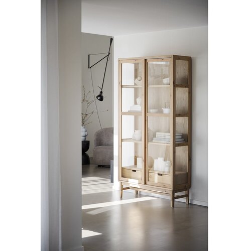 Rowico Vitrina v hrastovem dekorju z drsnimi vrati v naravni barvi 100x203 cm Hazelton &amp;ndash; Slike