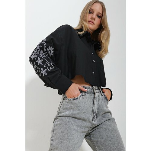 Trend Alaçatı Stili Women's Black Embroidered Sleeves Single Pocket Crop Shirt Cene
