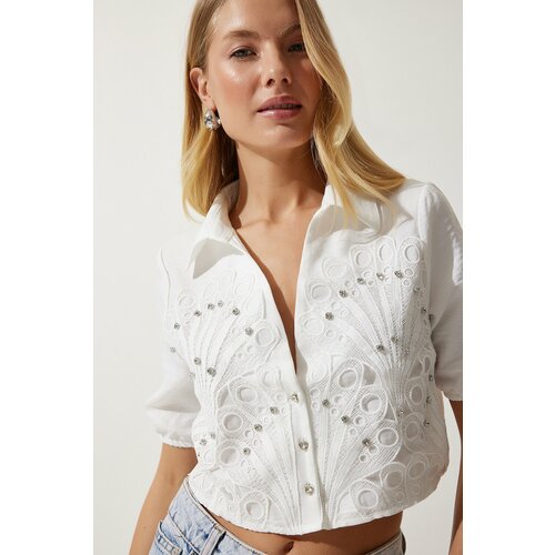 Happiness İstanbul Women's White Stone Embroidered Scalloped Linen Crop Shirt Slike