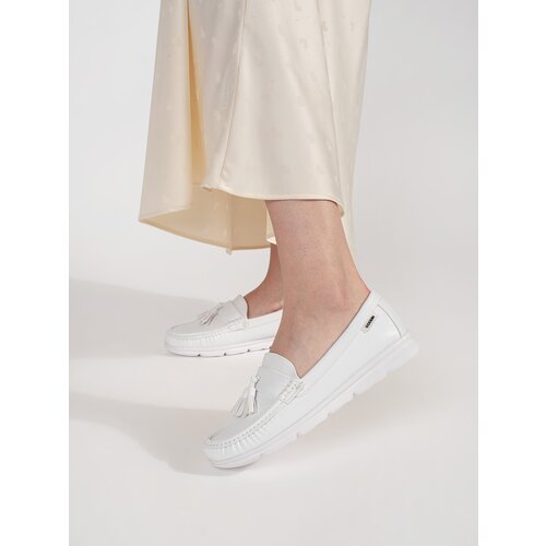 GOODIN White loafers with tassels on a low wedge Cene