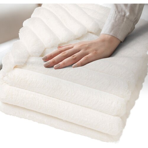 Douceur d int&amp;eacute;rieur Kremno bela odeja iz mikropli&amp;scaron;a 125x150 cm Boudoir &amp;ndash; Slike
