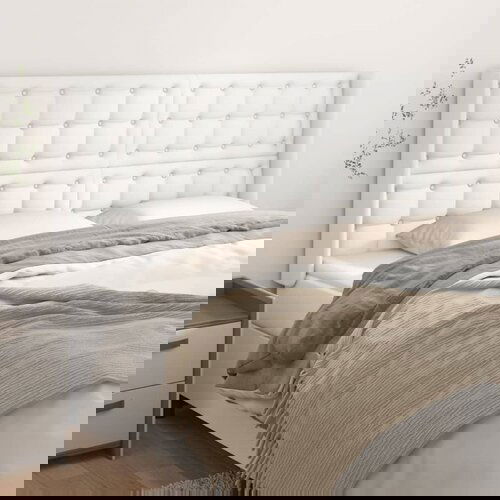 VidaXL Vzglavje z u&amp;scaron;esi belo 203x16x118/128 cm umetno usnje Slike