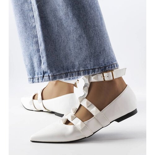 Gemre White ballet flats with an eye-catching Blur fastening Cene