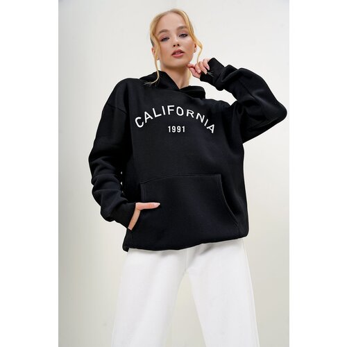 Trend Alaçatı Stili Women's Black Hooded Kangaroo Pocket Front Text Printed Three Thread Raised Sweatshirt Cene