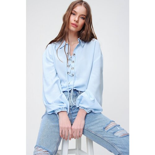 Trend Alaçatı Stili Women's Blue Balloon Sleeve Lace Up Oversize Woven Viscon Blouse Slike