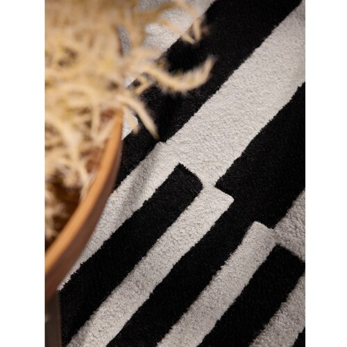 Elle Decoration Črno-bela ročno tkana volnena preproga 160x230 cm Stryve Flux &amp;ndash; Slike