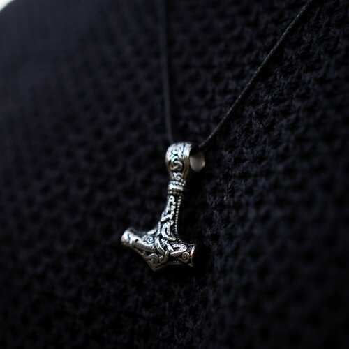 Epic Fantasy Shop Mjolnir ogrlica sa crnim kanapom Slike