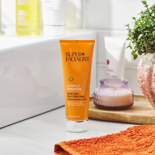 Super Facialist Vitamin C+ Brighten posvjetljujući piling za lice, vrat i dekolte 125 ml Slike
