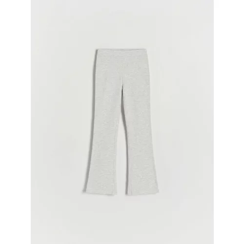 Reserved - Flare hlače s visokim udjelom pamuka - light grey