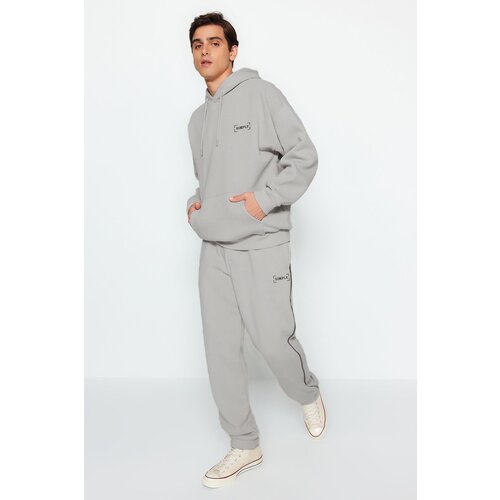 Trendyol Men&amp;#039;s Gray Oversize Hooded Elastic Leg Embroidered Welded Fleece Tracksuit Set Slike