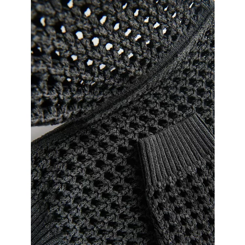 Reserved - Svjetlucavi rupičasti džemper - crno