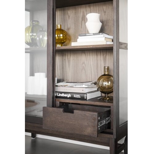 Rowico Rjava vitrina v hrastovem dekorju z drsnimi vrati 100x203 cm Hazelton &amp;ndash; Slike