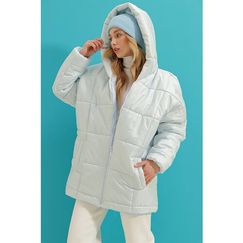 Trend Alaçatı Stili Women's Light Blue Hooded Fleece Pocket Puffer Fashion Oversize Puffy Coat Cene
