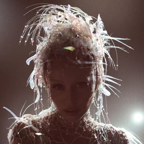  Cyrus, Miley - Something Beautiful Cene