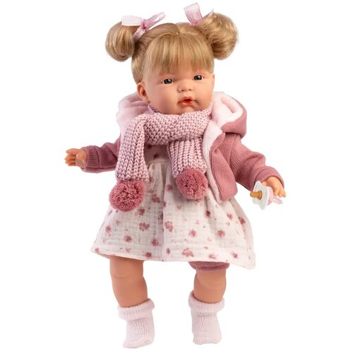 Llorens Joelle 38 cm lutka z zvokom v pletenem pla&scaron;ču s &scaron;alom. Cene