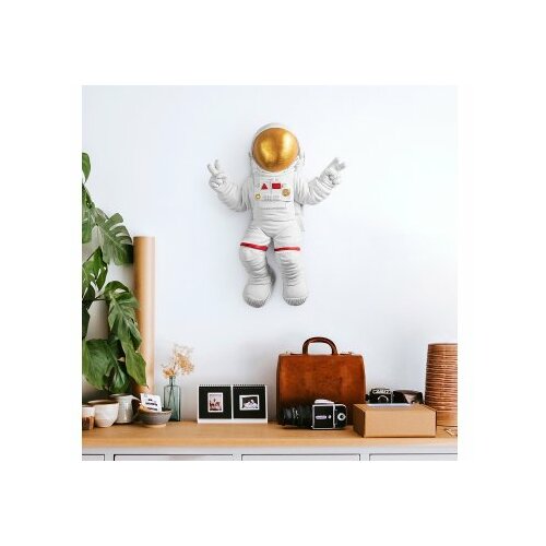 WALLXPERT stona dekoracija peace sign astronaut 1 Slike