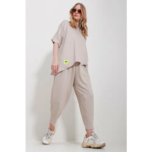Trend Alaçatı Stili Women's Beige Crew Neck Asymmetric Cut Coated Blouse And Pants Suit